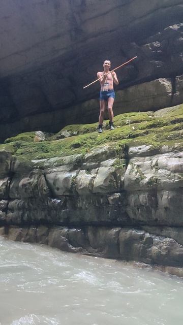 Каньон реки Хашупсе, Абхазия. 11.06.2025. Андрей крутит палку на 