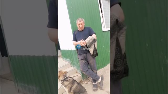 Сегодня  напротив  ул. Ефремова 63 рядом с остановкой мужчина  избивал свою собаку на глазах