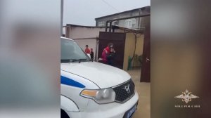 В Дагестане сотрудники полиции приходят на помощь пострадавшим от наводнения