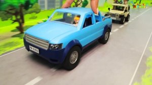 Мультики про машинки для детей с игрушками - Черный мишка на страже закона.