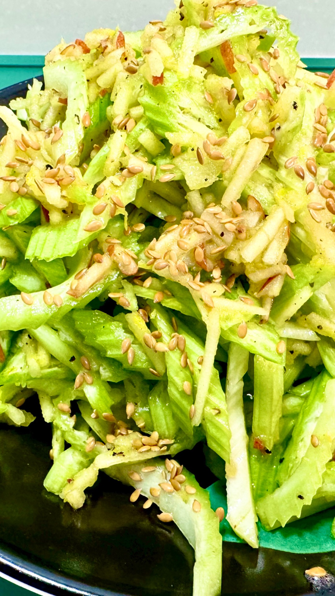 Хрустящий витаминный салат из сельдерея!