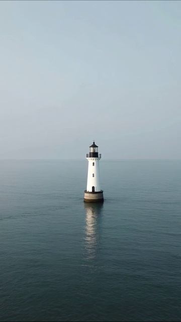 Маяк на фоне безбрежного моря #маяк #природа #море