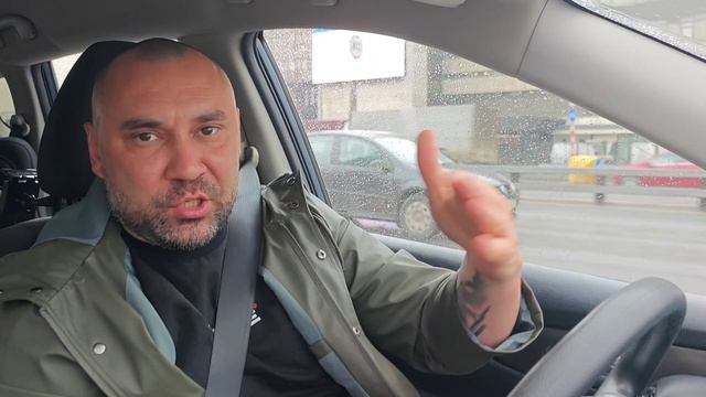 Мужчины тоже любят ушами.