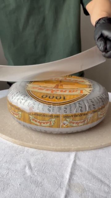 В 1612 году 26 ветряных мельниц три года осушали дно озера Бемстер. При чем здесь сыр?