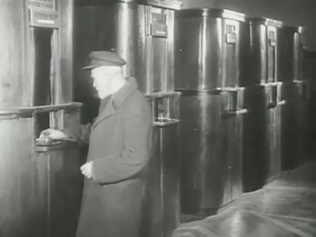 Пётр Латышев покупает билет №1 и становиться первым пассажиром Московского метрополитена