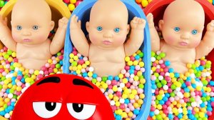 Мультики для детей. Милые кукляшки с яркими игрушками в ванночках. Смотреть мультики для малышей.