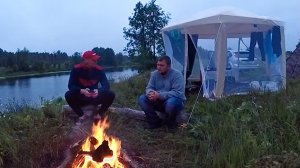 РЫБАЛКА С НОЧЁВКОЙ В ДИКОЙ ПРИРОДЕ , ДАЛЕКО ОТ ГОРОДОВ И ДЕРЕВЕНЬ . КЕМПИНГ С ПАЛАТКАМИ У РЕКИ .