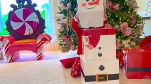 Настя открывает рождественский адвент-календарь