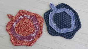 Такой подарок подойдет подругам будут каждый день вспоминать ВАС! Прихватки РОЗЫ без косой бейки.