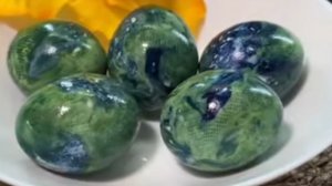 Так яйца на ПАСХУ вы ещё не красили. Три оригинальныхспособа покрасить яйца.