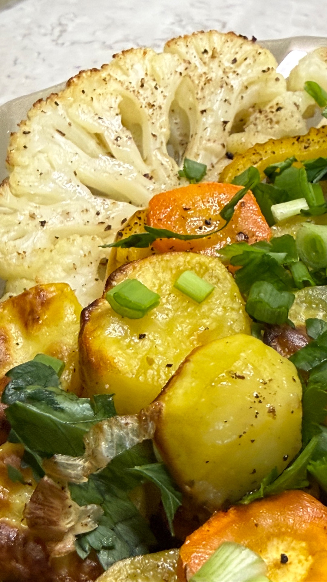 Стейк из цветной капусты с овощами