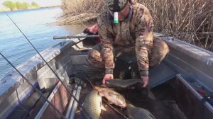 БЕШЕНЫЙ КЛЁВ САЗАНА. УДОЧКУ ВЫРЫВАЕТ ИЗ РУК. ПОЛНАЯ ЛОДКА РЫБЫ