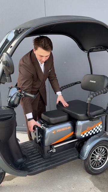 Новинка! Электротрицикл с крышей