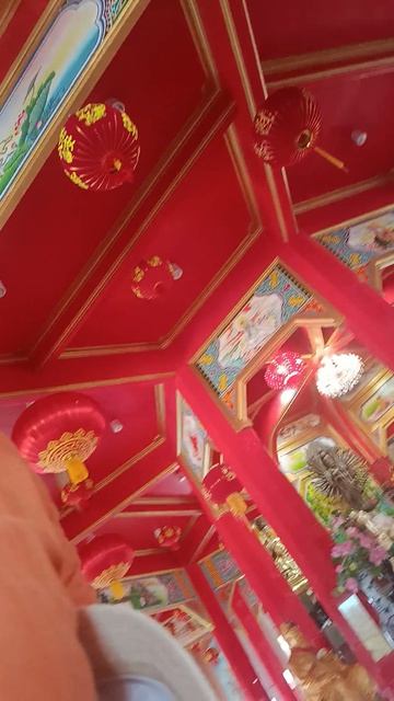 Почему здесь всё красное? Где драконы стерегут бога войны, а пагода уходит в небо: