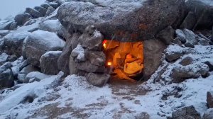 Соло бушкрафт поздней осенью, строю убежище в камнях