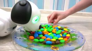 Втдео для детей. Макс играет в игрушки.  Робот собака по имени Сосиска!