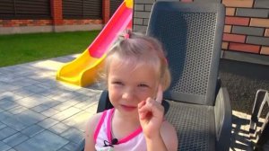 СОФУНЬЯ ШАЛУНЬЯ - СОФИЯ ХОЧЕТ ПЛАВАТЬ, БРАТ НЕ РАЗРЕШАЕТ.