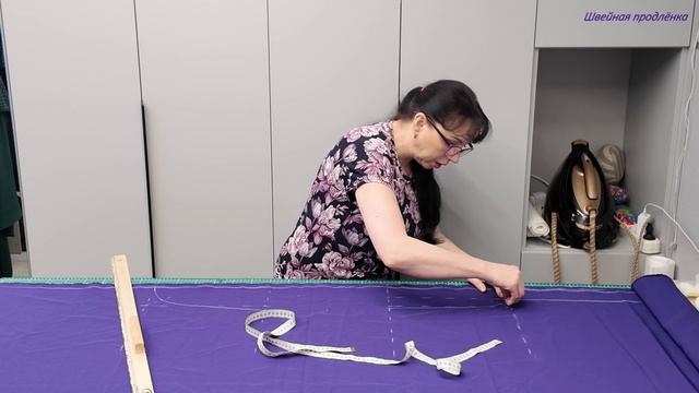 БРЮКИ НЕОБЫЧНОГО КРОЯ. Брюки солнце со складками и манжетами по низу.