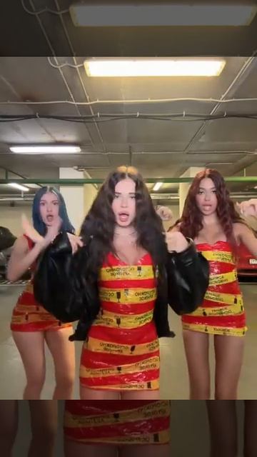 Девчонки танцуют