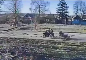 💥☠Российский дрон догоняет ВСУшников на квадроцикле с прицепом.