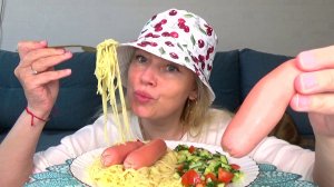 Мукбанг от Яновны Макароны спагетти с сосисками и горчицкой, салат овощной. Еда вкуснота.