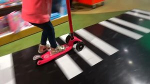 Настя смотрит мультики и показывает свои игрушки