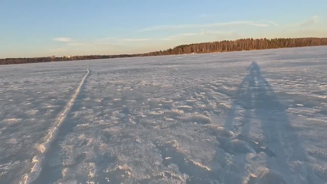 Вечером пытаюсь прорваться из города по подтаявшему льду озера Сенеж домой.Угарная покатушка.