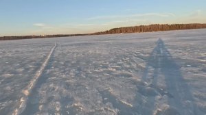 Вечером пытаюсь прорваться из города по подтаявшему льду озера Сенеж домой.Угарная покатушка.
