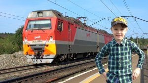 Влог для детей. Макс и Папа смотрят поезда. Считаем вагоны у длинного поезда.