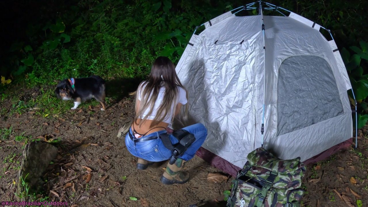 🐶🌙 ACAMPAMENTO NOTURNO NA FLORESTA 🔥  Cozinhando Peixe-Espada na Fogueira!
