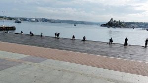 Рыбалка на Графской пристани в Севастополе.