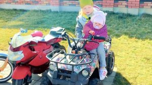 СОФУНЬЯ ШАЛУНЬЯ - СОФИЯ ИГРАЕТ С МАЛЕНЬКОЙ СЕСТРОЙ.