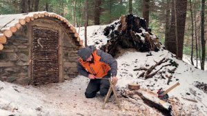 Соло бушкрафт, зимой в лесу строю хижину с печкой