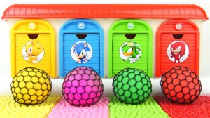 Мультики для детей. Играем с яркими антистрессиками у гаража, мнем антистрессики Мультики малышам