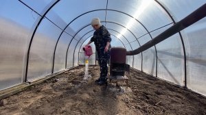 Простая жизнь🏡Мою теплицу🧽Крашу всё вокруг🫟Обновила мебель в детской💚Весенняя уборка🧹