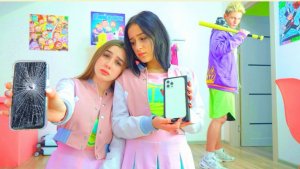 СМАЙЛ ПОЗАВИДОВАЛ ДИАНЕ!!! РАЗБИЛ НОВЫЙ АЙФОН 17Pro MAX ДИАНЫ!!!