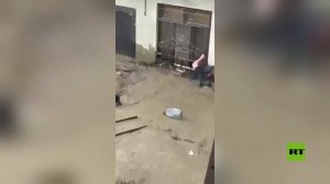 مشاهد درامية.. ابنان يخاطران بحياتهما لإنقاذ والدهما من منزل يغرق