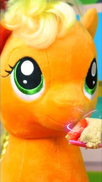 Пони Пинки Пай пробует пирог 🍎 какая вкуснятина! #длядетей #дружбаэточудо #игрушкидлядевочек