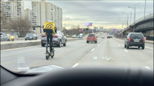 Сумасшедшая девушка-курьер на дороге...