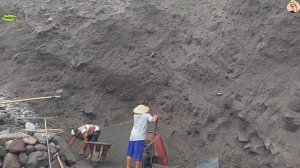 Строительство, шахтёры грузят песок, обзор карьера