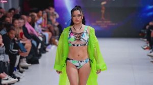 Полный показ купальников Strata на Неделе моды в Нью-Йорке. 4K UHD