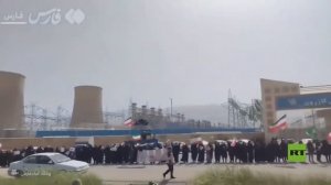 إيرانيون يشكلون سلسلة بشرية أمام محطة كازرون لتوليد الكهرباء وسط تهديد ترامب باستهداف البنية التحتية