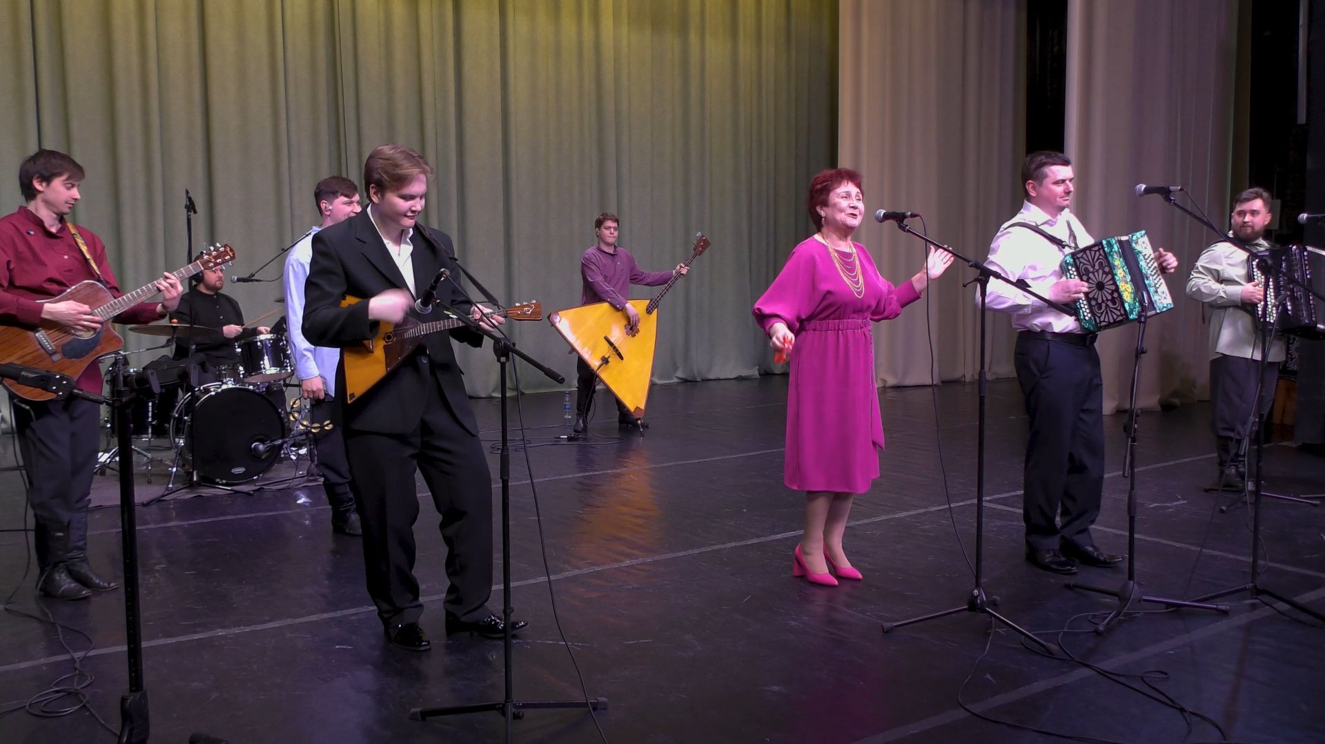 Г. Исакова, И. Адыбаев, ансамбль 