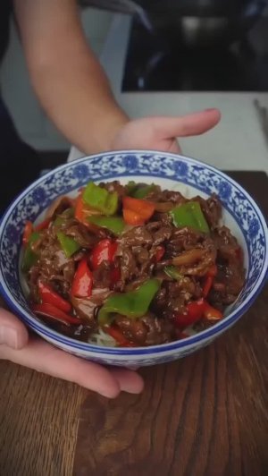 Лапша с говядиной и овощами.