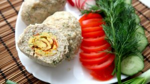 Зразы с яичным рулетом, помидорами и зеленью.