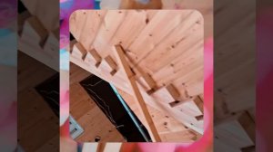 1000055458.mp4 (Собака наблюдает за устройством лестницы на 2-ой этаж в доме А-фрейм)