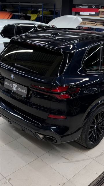 Оклеили кузов BMW G05 полиуретановой пленкой и перетянули потолок в алькантару