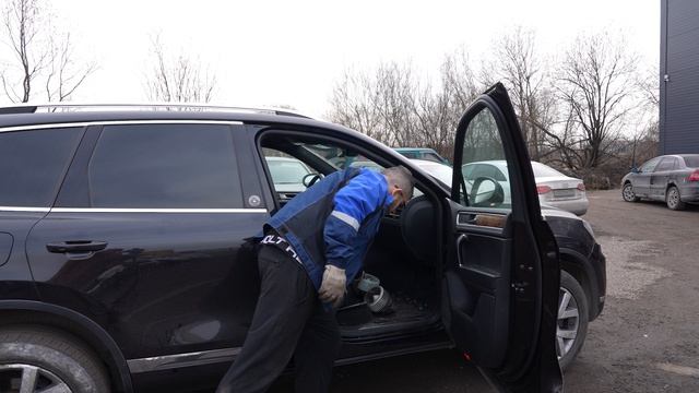 Слесарь по ремонту автомобилей: замена моторчика печки