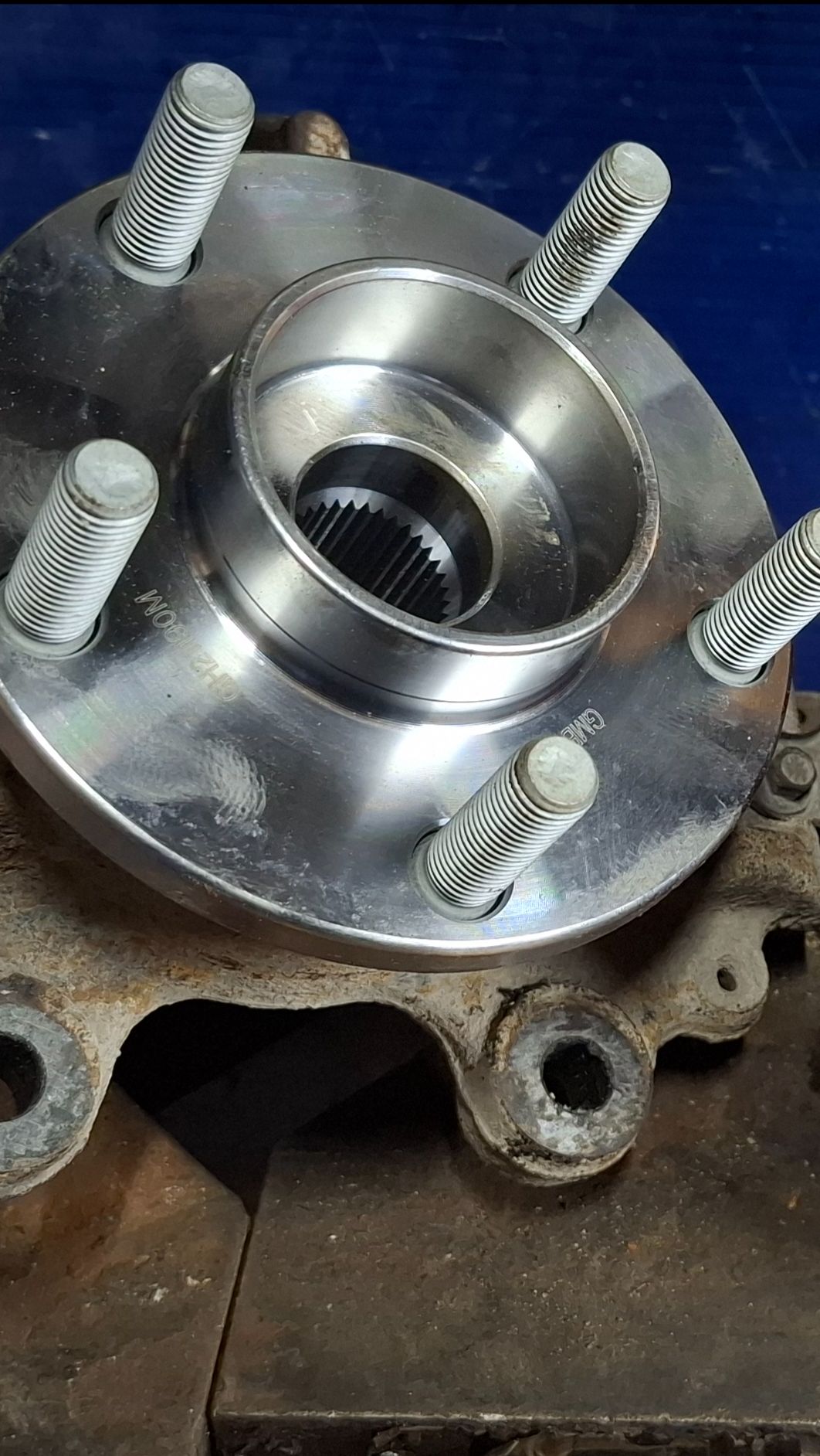 Фф-2 с загудевшим ступичным подбородком  меняем быстроси просто 