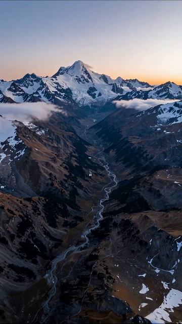 Величие гор: захватывающий вид с высоты #горы #природа #пейзажи